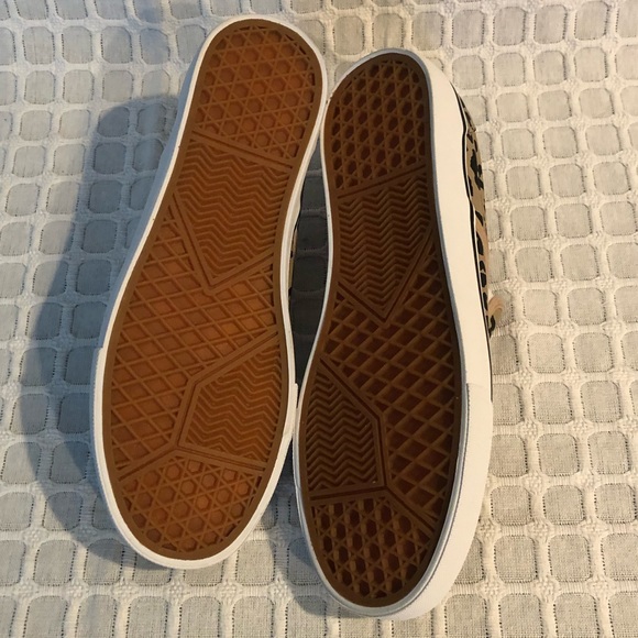 Women’s slip on canvas shoes, size 10, however, fit is more like size 9 - Picture 8 of 9